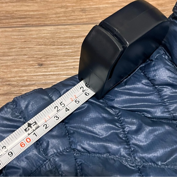 The North Face Thermoball womens hooded jacket. Size Large - Picture 8 of 16